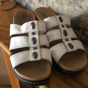 Almost new Clark’s size is 9 and a half